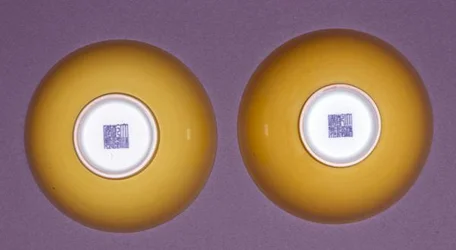 Pair of Imperial bowls, Qianlong period 1736-95